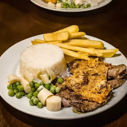 FILÉ MIGNON COM CROSTA DE PARMESÃO