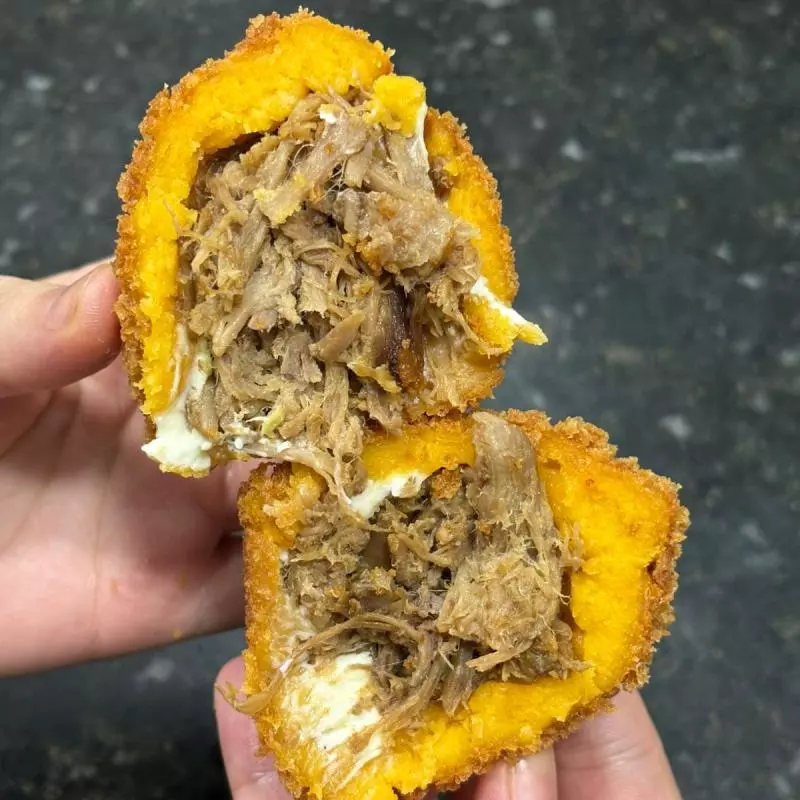 COXINHA COSTELA COM REQUEIJÃO