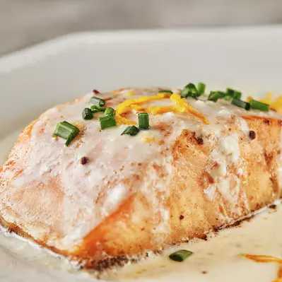 Salmão em cubo ao molho bechamel