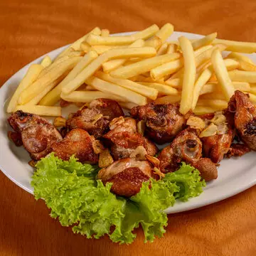 Frango a passarinho C/ batata frita