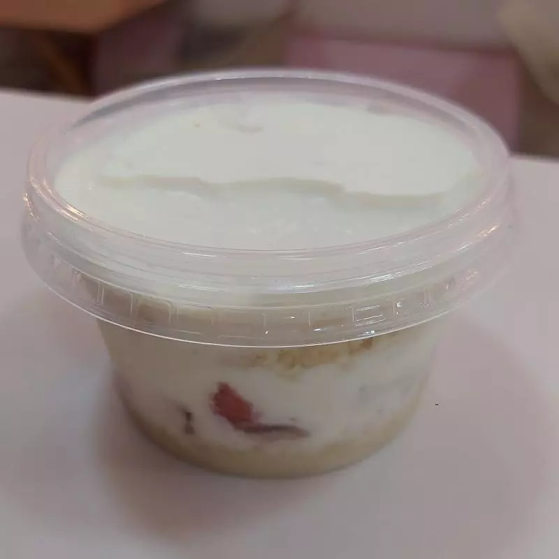 bolo no pote ninho c/morango