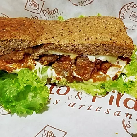 Emparedado artesanal de carne picant