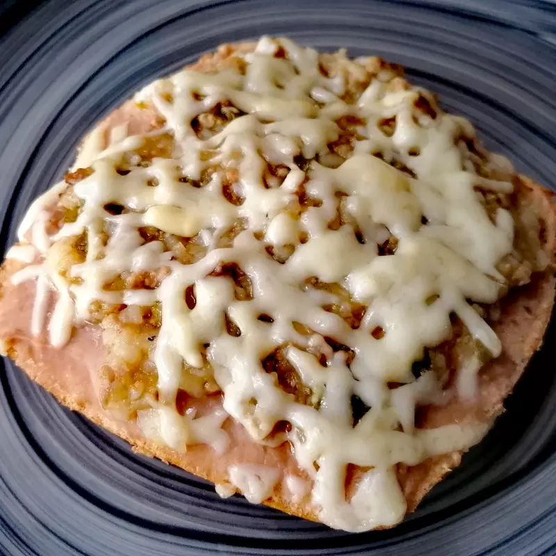 Medio Mollete de Picadillo Verde