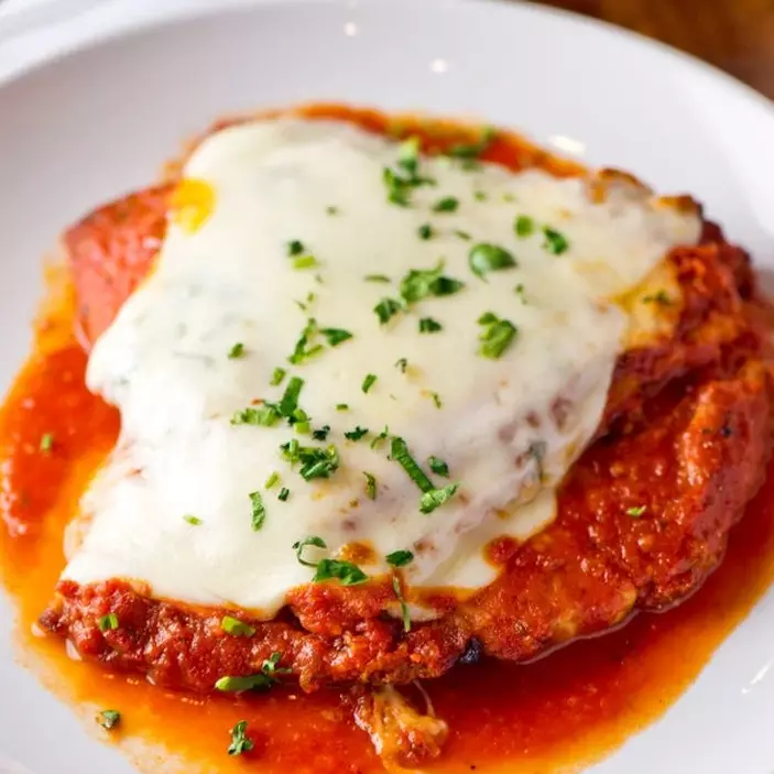 Filé à parmegiana de tilápia frango