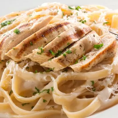 FETUCCINE 3 QUESOS C PECHUGA