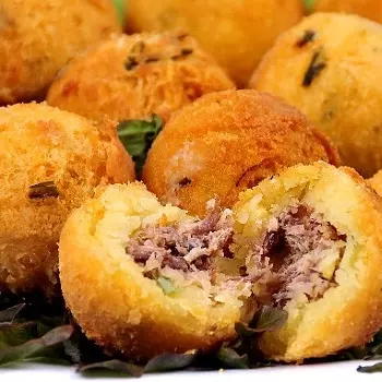 10 Bolinhos Mandioca c/ Carne Seca