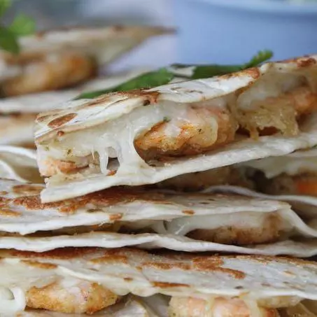Quesadilla de camarón salsa Blanca