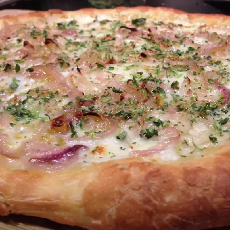 Fugazza con panceta y muzza