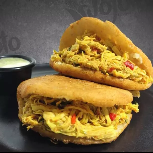 Arepa de pollo mechado