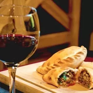 Copa de vino + 2 Empanadas
