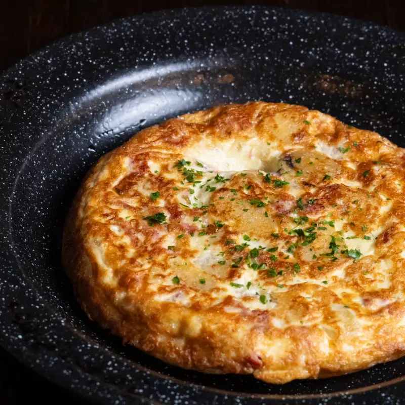 TORTILLA DE PAPAS Y JAMÓN