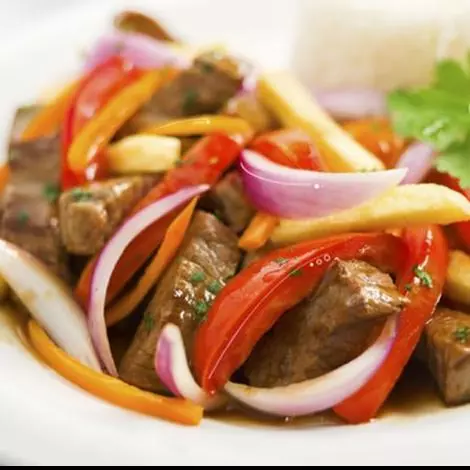 Lomo saltado criollo
