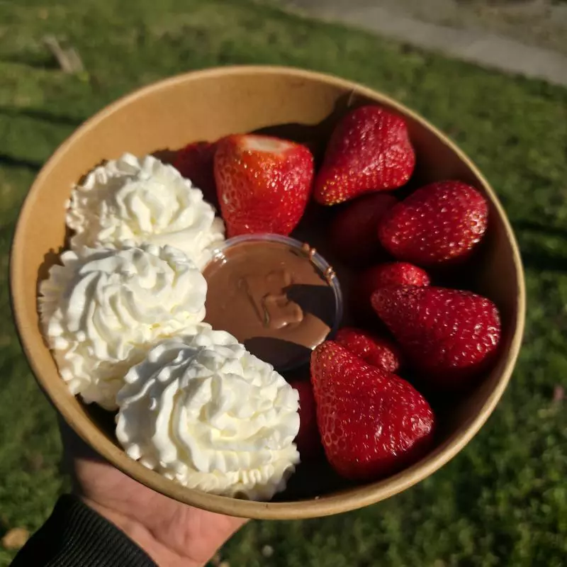 Bowl De Frutillas con Crema+ Nutella