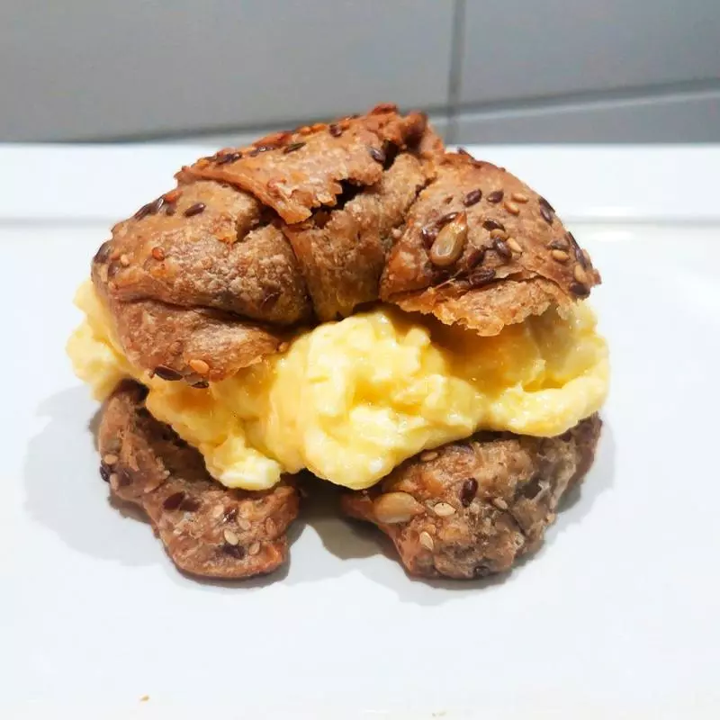 MEDIALUNA CON HUEVO REVUELTO