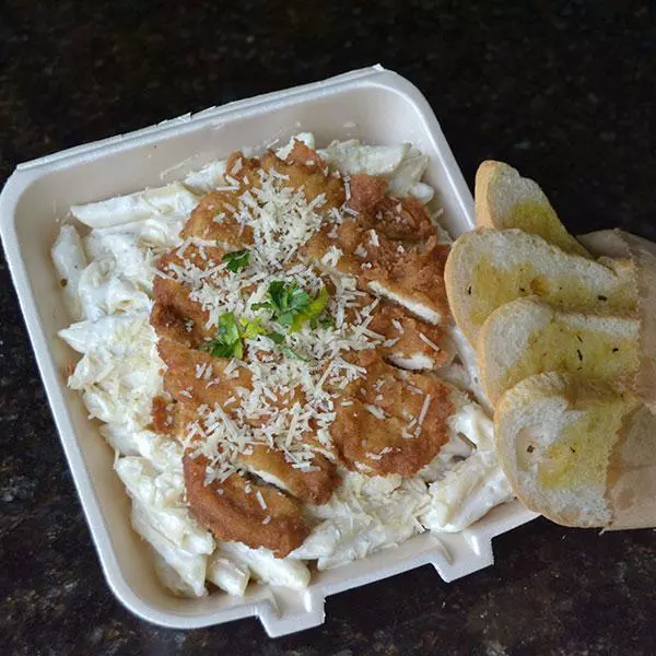Pasta Alfredo con Pechuga Empanizada
