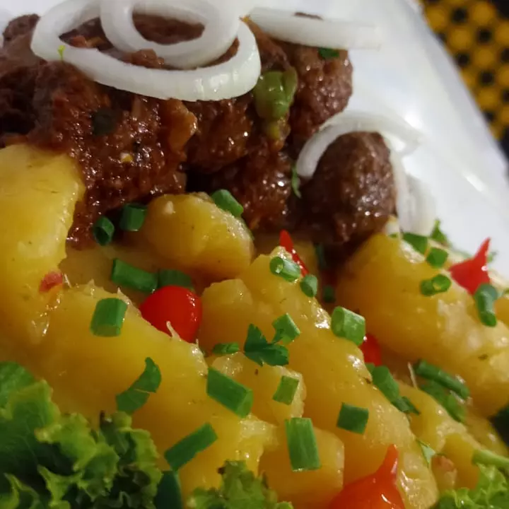 PORÇÃO DE ALMÔNDEGAS COM MANDIOCA