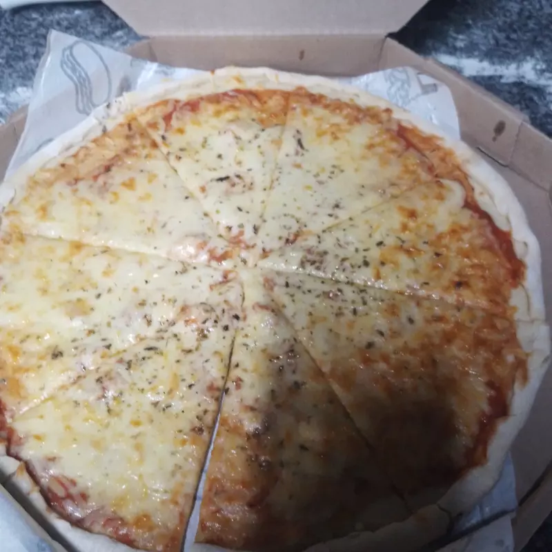 Pizza mussarela+refri 1 litro