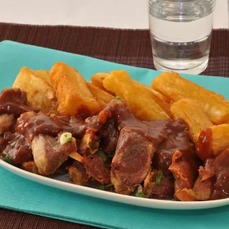 Costelinha c. Mandioca e Barbecue