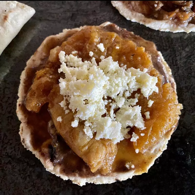 Sopes de chicharrón.