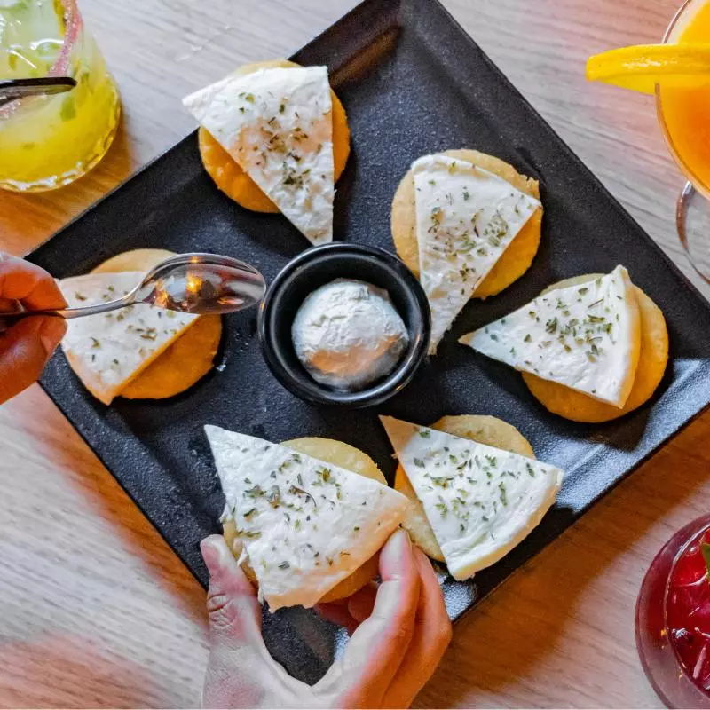 Arepitas fritas con queso y nata