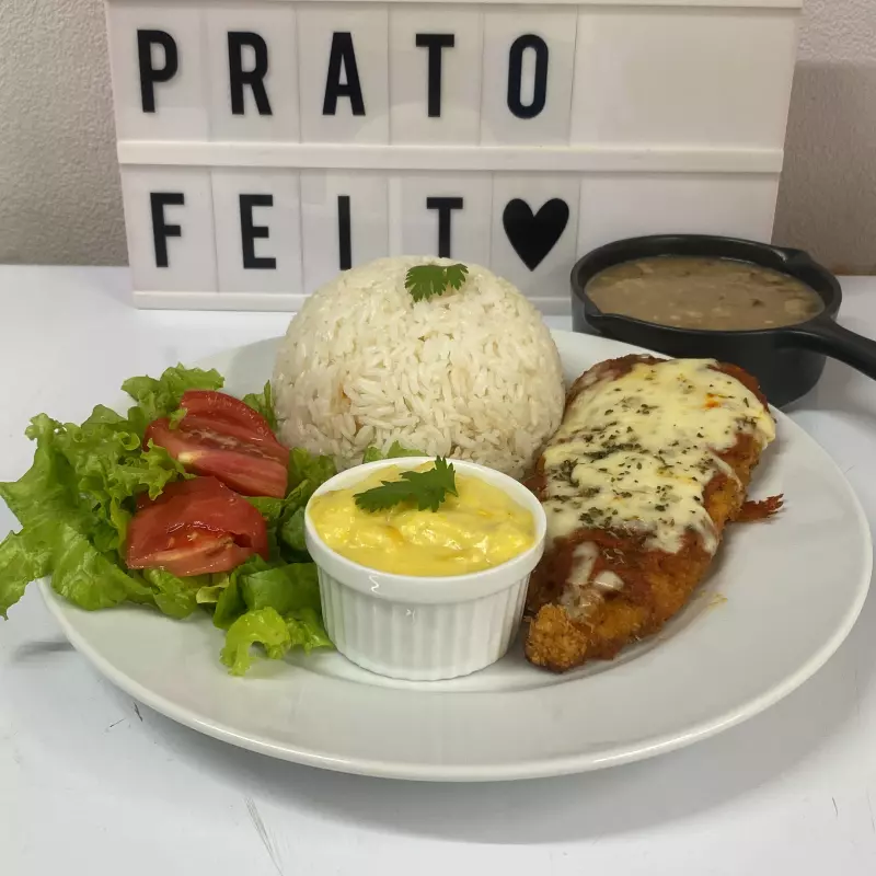 FILE DE FRANGO MILANESA E FRITAS