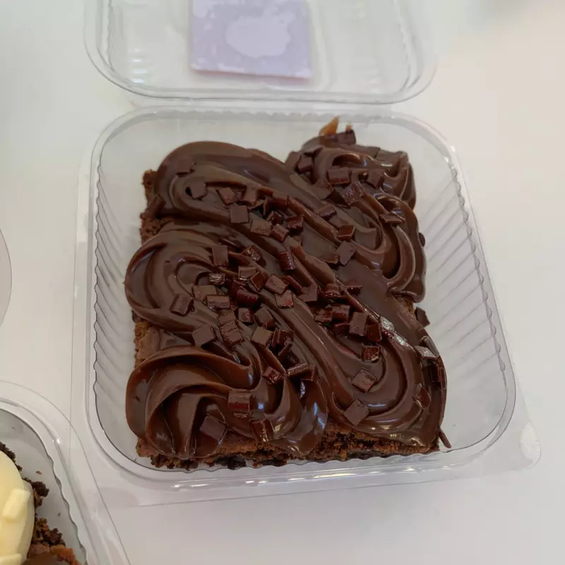 Brownie com cobertura de chocolate