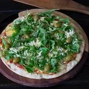 Pizza de rucula y provolone