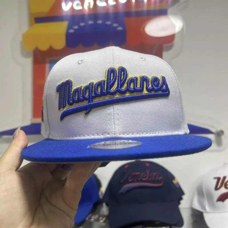 Gorra Magallanes plana blanca letra