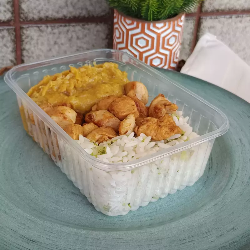 Frango em cubo com purê de banana