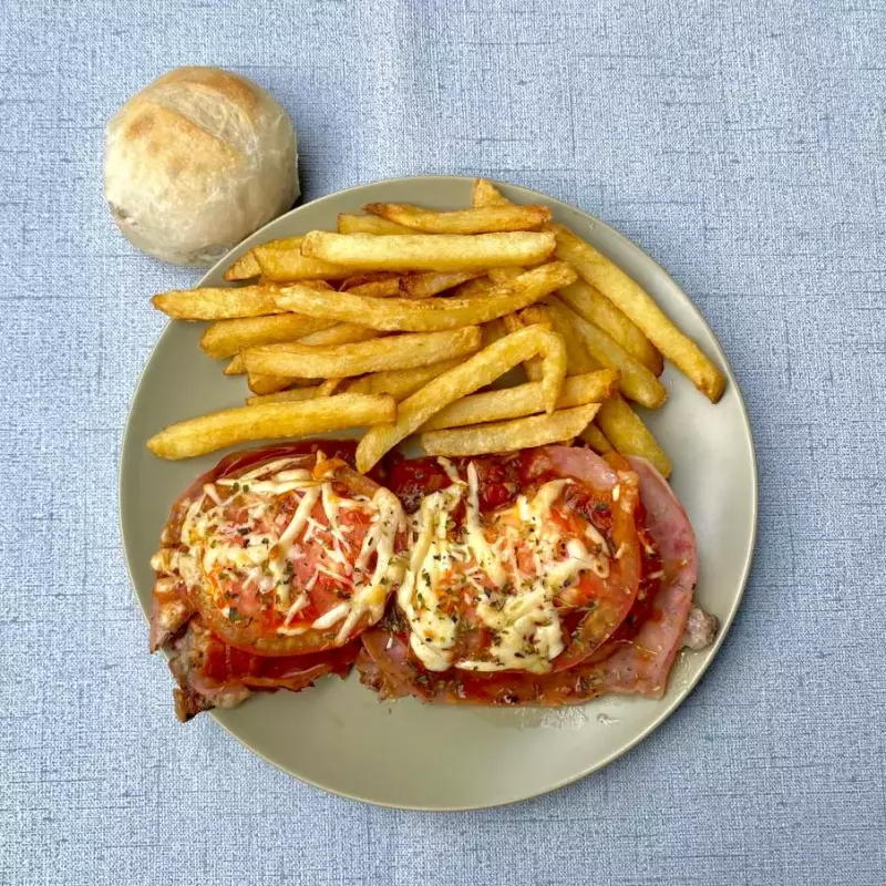 Matambre a la pizza con fritas.