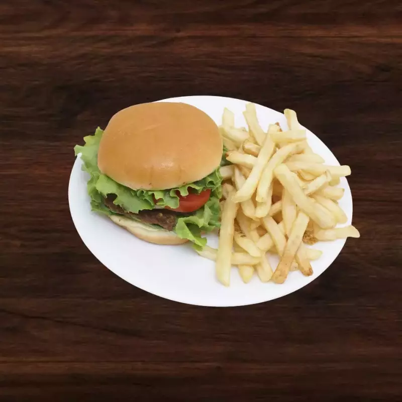 Hamburguesa con queso y papas fritas