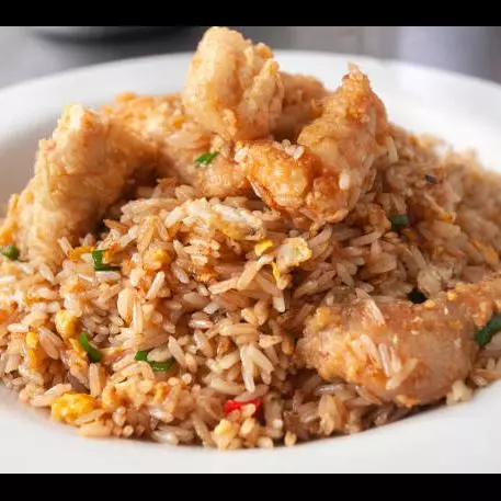 Chaufa de pollo en trozos.