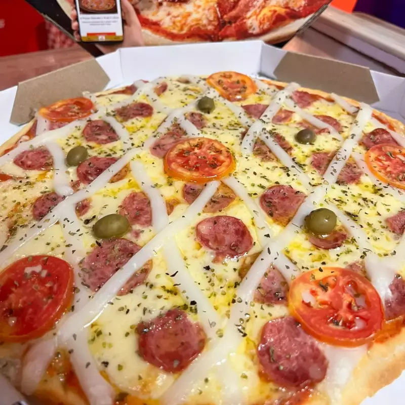 Pizza Calabresa Dois Queijos