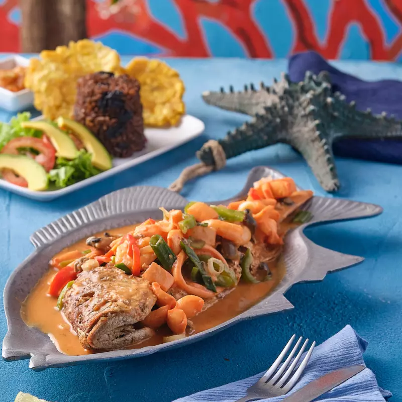 Bandeja Típica con Pargo Cosquera