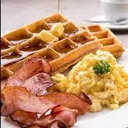 2 wafles belgas con huevo revuelto☝️