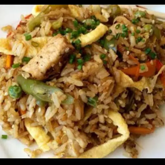 ARROZ FRITO FRANGO E LEGUMES