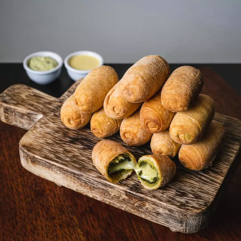 12 tequeños de pesto con queso