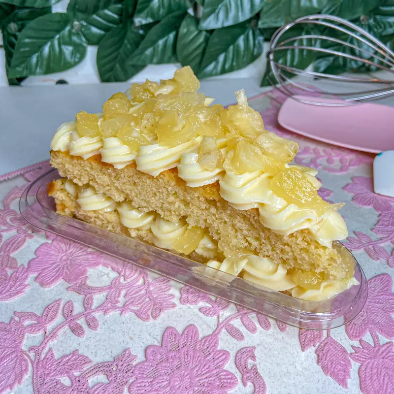 Fatia de ninho com abacaxi.