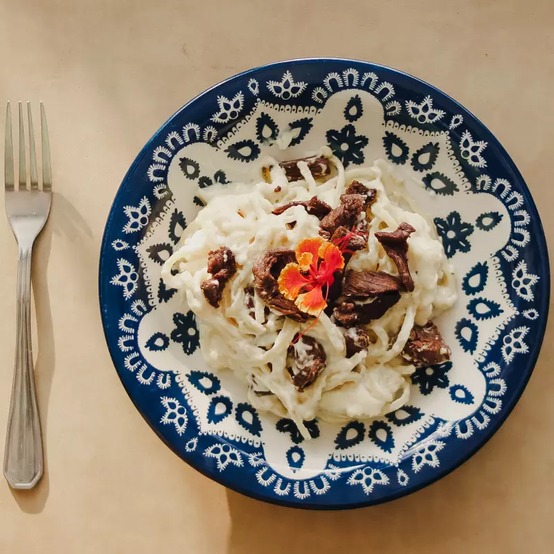 Tiras de filet mignom com spaguette