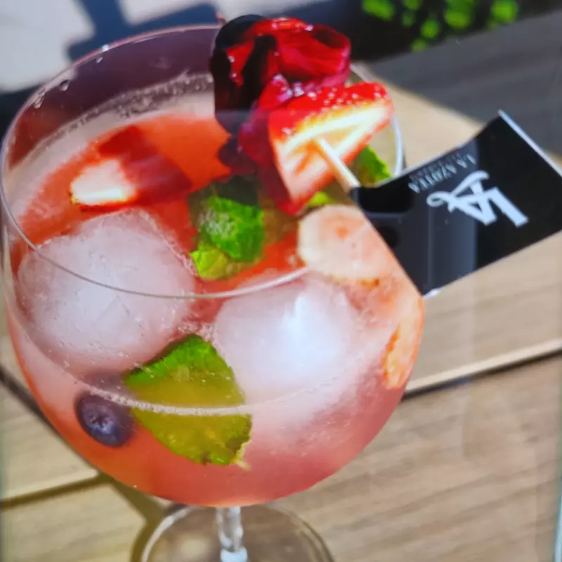 Gin tonic pink