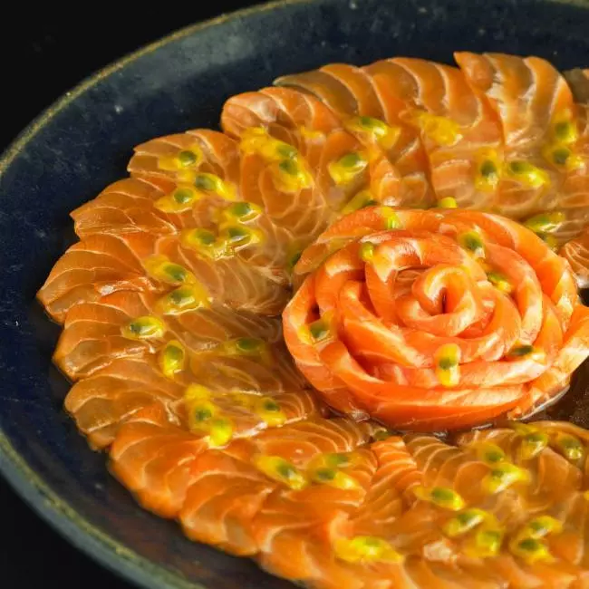 Carpaccio de Salmão c Molho Maracujá