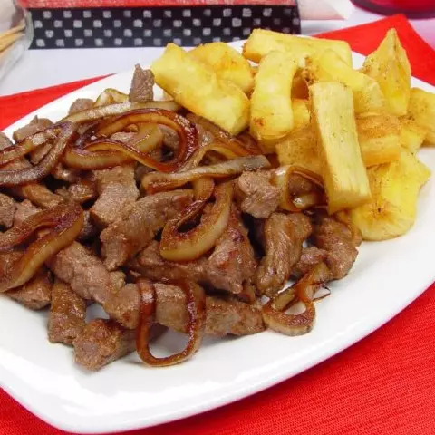 Bife a palito com mandioca