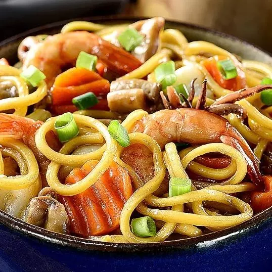 YAKISSOBA COM CAMARÃO