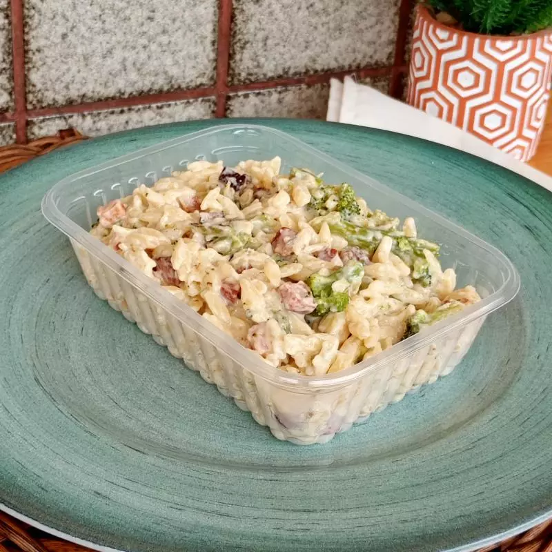 Risoni cremoso com bacon e brócolis