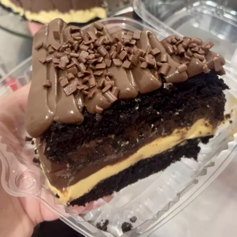 Fatia Bolo Black Maracujá Chocolate