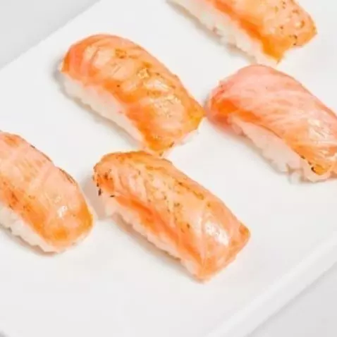 NIGUIRI DE SALMÃO TATAKI 5UND.