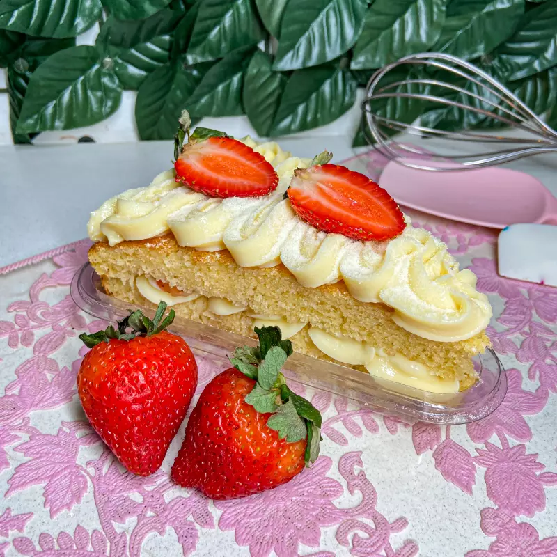 Fatia de ninho com morangos.