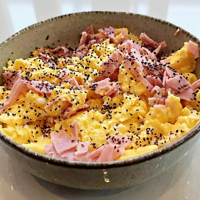HUEVOS REVUELTOS CON JAMON