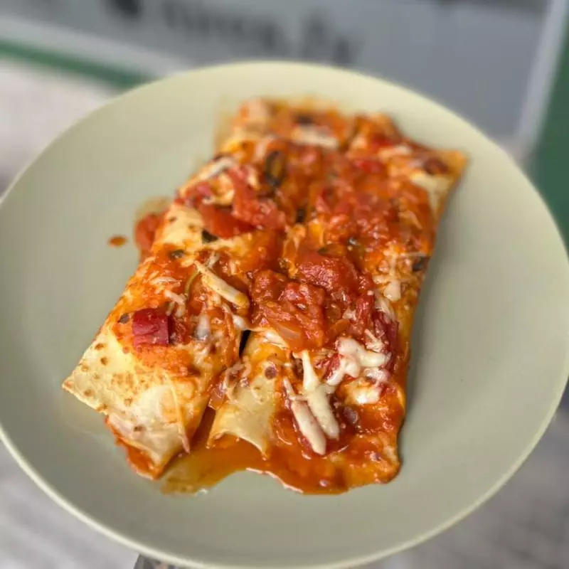 Canelones de jyq c/ salsa fileto