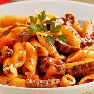 PENNE COM FILÉ MIGNON AO MOLHO POMODORO